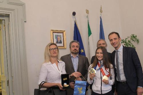 Da destra il governatore Fedriga con la campionessa Veronica Toniolo, il papà Raffaele Toniolo, il presidente della società Ginnastica Triestina, Massimo Varrecchia, e la mamma della campionessa, Monica Barbieri.